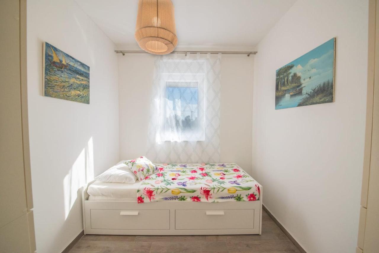 Apartman Pau Нин Екстериор снимка